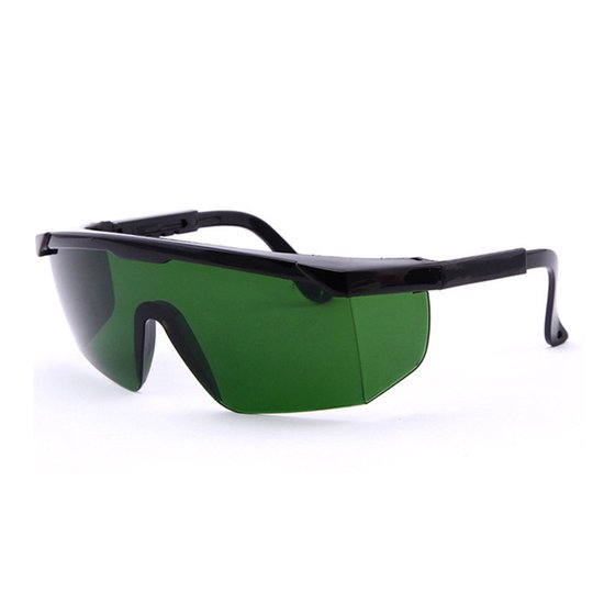 Beschermende bril geschikt voor laser-, IPL- en E-light ontharing; krasbestendig, anti-condens en UV-beschermend; flexibele pootjes en zachte vulling. van Luma.