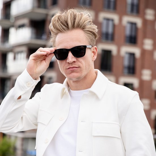 BOUTRE® Zonnebril - Unisex - mannen / vrouwen - Maximale UV400 & Blauw licht bescherming - Wintersport - Gepolariseerde glazen - Inclusief Doosje, Brillenkoker & schoonmaakdoekje - B2 black grey van Merkloos
