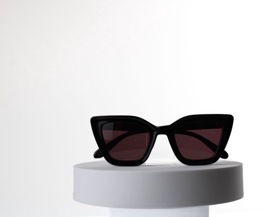 Dames zonnebril met zachte etui en doekje / Zonnebril UV400 / 6638 bril met zwarte montuur / zwarte oversized cat-eye zonnebril voor dames / grijze lenzen / lunettes de soleil / bril cat 3 van gerecycled polyester / Aland optiek / zonnebril dames van Merkloos