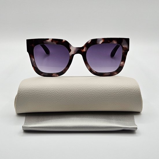 Dames zonnebril met zachte etui en doekje / Zonnebril UV400 / 6655 bril met bruine montuur met print/ grijze lenzen / lunettes de soleil / bril cat 3 van gerecycled polyester / Aland optiek / zonnebril dames van Aland Optiek