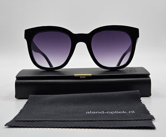 Dames zonnebril met zachte etui en doekje / Zonnebril UV400 / 6837 bril met zwarte montuur / grijze lenzen / lunettes de soleil / bril cat 3 van gerecycled polyester / Aland optiek van DAM