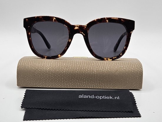 Dames zonnebril met zachte etui en doekje / Zonnebril UV400 / 6838 bril met bruine montuur met print/ grijze lenzen / lunettes de soleil / bril cat 3 van gerecycled polyester / Aland optiek / zonnebril dames van Merkloos