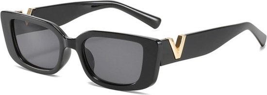 Dames Zonnebril | Trendy Dames Eyewear |Dames bril | bril | brillen | zonnebril | zomer bril |Zonnebril - Rechthoekig Model - Zwart Montuur - Donkere Glazen - Bril - Met V - Goud | Sunglasses | Festival Bril | Rave Bril |