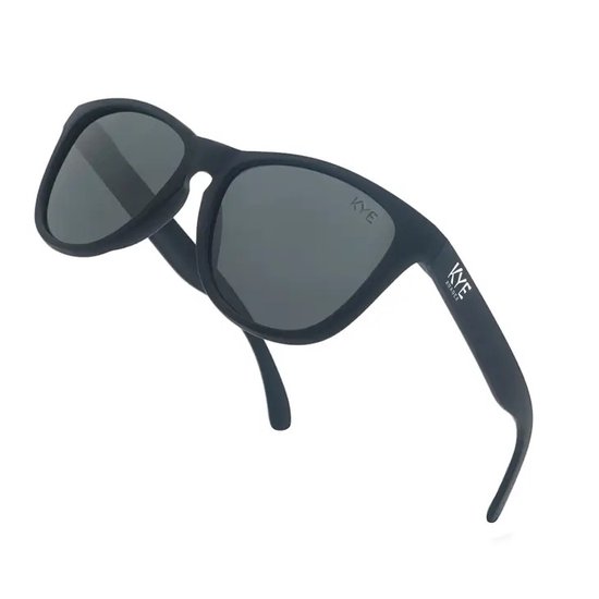 Kye Shades - Black Bear - Kinder zonnebril - kinder zonnebrillen jongens - kinder zonnebrillen meisjes - vanaf 3-7 jaar - coole zonnebril kind - zwarte zonnebril kind - UV bescherming - zonnebril stoer - vintage - hip - stoer - design van Merkloos
