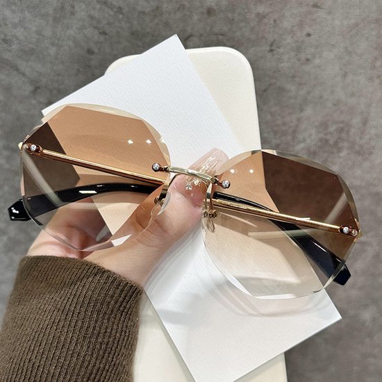 Oversized, frameloze zonnebril Geschikt voor dames met diamantgeslepen glazen - klassieke stijl (goud). van Merkloos