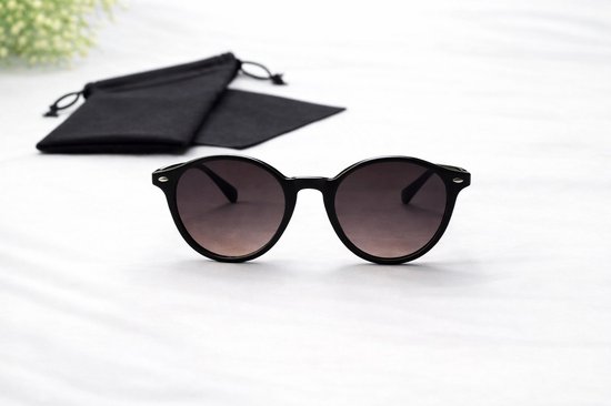 Unisex ronde zonnebril met zachte etui en doekje / Zonnebril heren en dames UV400 / bril met zwarte montuur / grijze lenzen cat 3 / lunettes de soleil / NDL 9683 Aland optiek van Merkloos