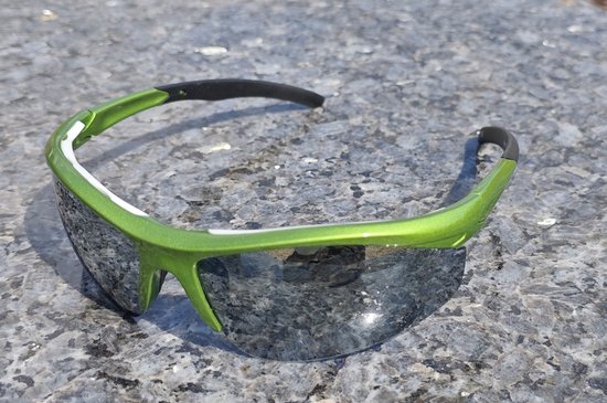 WK Premium TR90 Sport Zonnebril - Metallic Groene TR90 Frame met Zachte Neus- & Oorpads - Gepolariseerde TAC UV400 Lenzen met Zilveren REVO Coating - Comfort & Stijl voor Onderweg van WK Premium