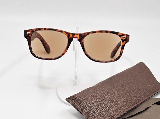 Zonnebril +2,0 unisex bril op sterkte +2 met etui en doekje, getinte bruine zonbeschermingsbril glaasjes +2,0 / zonnebril bruine lenzen, unisex bruine mat montuur met print / READING SUNGLASSES / lunette de lecture / Aland optiek / 103 SUN DISPLAY van Merkloos