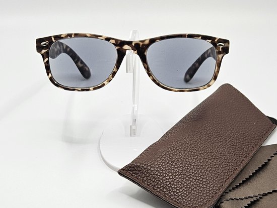 Zonnebril +2,0 unisex bril op sterkte +2 met etui en doekje, getinte grijze zonbeschermingsbril leesglaasjes +2,0 / zonnebril zwarte grijze lenzen, unisex bruine mat montuur / READING SUNGLASSES / lunette de lecture / Aland optiek / 103 SUN DISPLAY van Merkloos