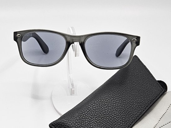 Zonnebril +2,0 unisex bril op sterkte met etui en doekje, getinte grijze zonbeschermingsbril glaasjes +2,0 / zonnebril lenzen, unisex grijze mat montuur / READING SUNGLASSES / lunette de lecture / Aland optiek / 103 SUN DISPLAY van Merkloos