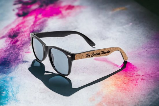 Zonnebril - De Coolste Meester met brillendoos | Leerkracht | Cadeau | Origineel | Einde schooljaar | Geschenkbox | Kurk | Duurzaam | Laser | Graveren | Afscheidscadeau | Bedanking van Icon证明