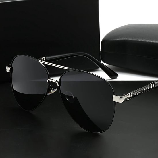 Zonnebril Heren – Aviator Stijl – Zwarte Glazen – Zilverkleurig Metalen Montuur – Slanke Pootjes – Dubbelloops Brug van Merkloos