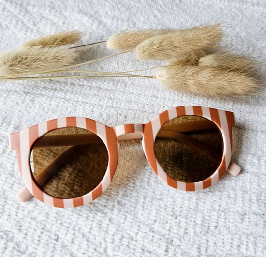 Zonnebril Kind 1-3jaar - UV400- gestrept zachtroze/camel van Axi.nl