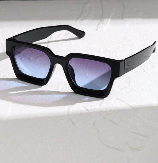 Zwart Strakke Zonnebril Met Paars/Blauwe Glazen - Strak & Casual Design - Comfortabel - Breed Frame